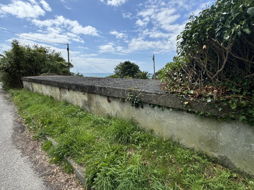 Lot: 106 - FORMER SHELTER WITH POTENTIAL AND PRIVATE PARKING SPACE - View of the exterior